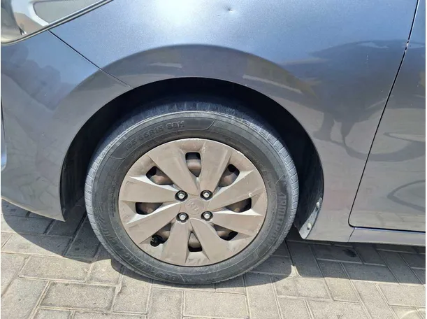 Car image 9