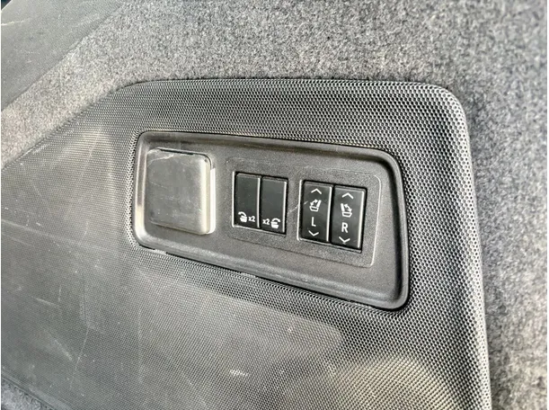 Car image 32
