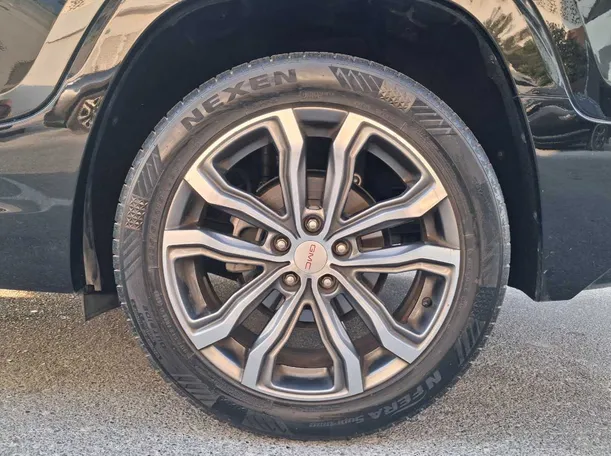 Car image 9