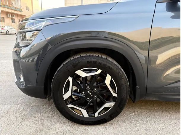Car image 9