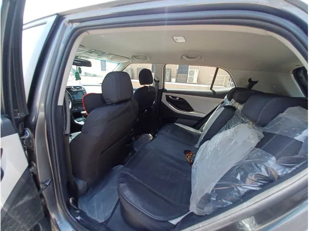Car image 12