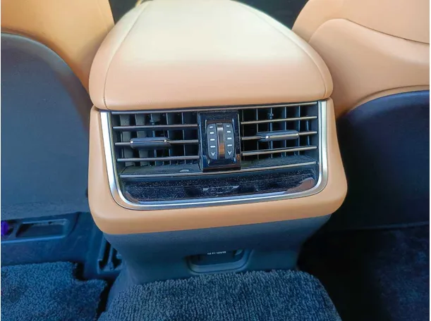 Car image 38