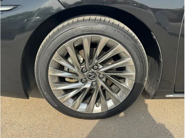 Car image 9