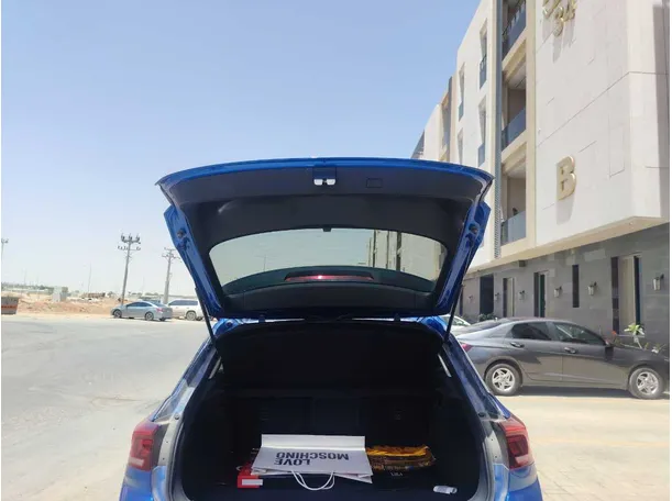 Car image 21