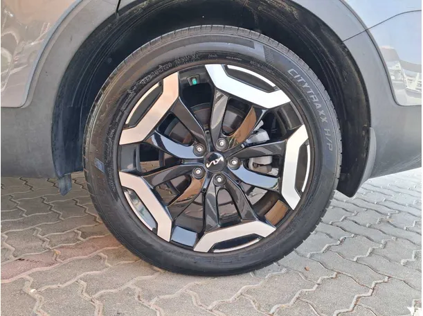 Car image 9