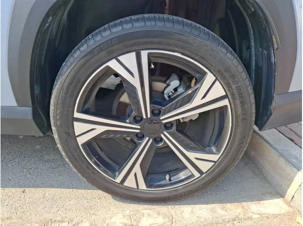 Car image 9