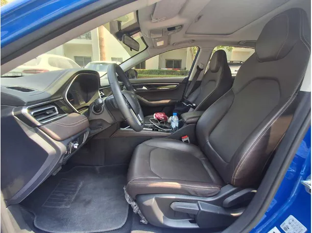 Car image 12