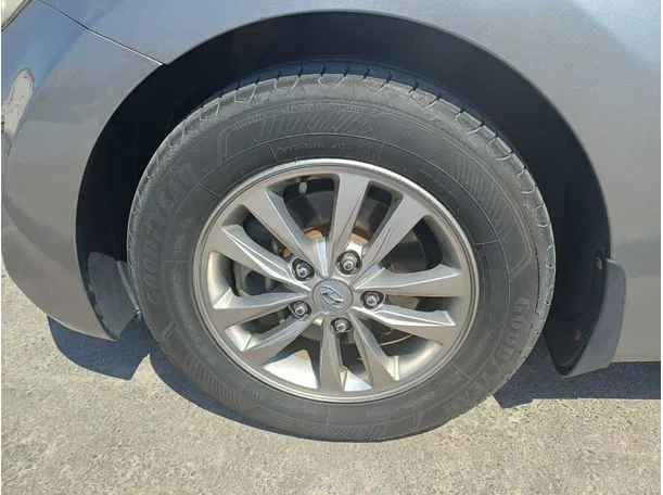 Car image 10