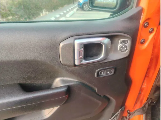 Car image 33