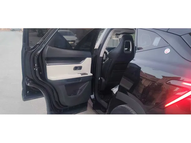 Car image 24