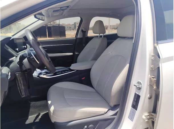 Car image 13