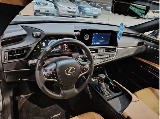 Car image 16