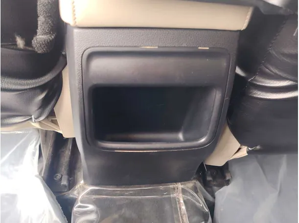 Car image 26