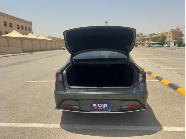 Car image 19