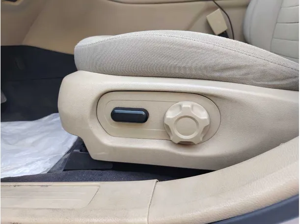 Car image 26