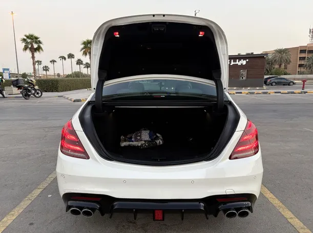 Car image 25