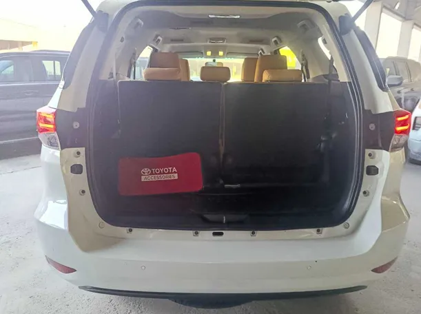 Car image 30