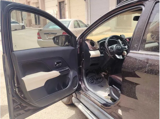 Car image 12