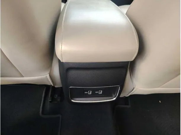 Car image 32
