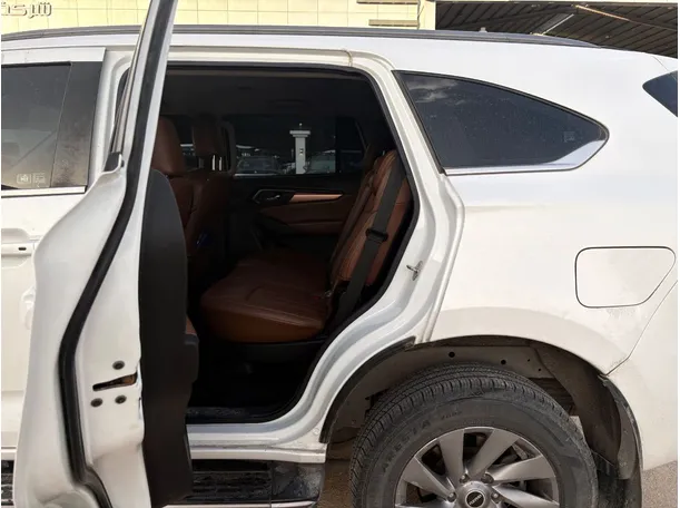 Car image 16