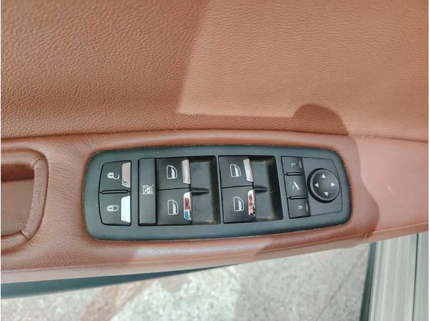 Car image 34
