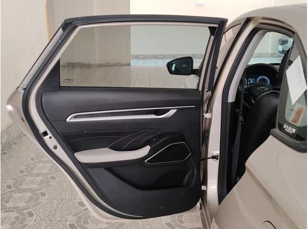 Car image 14