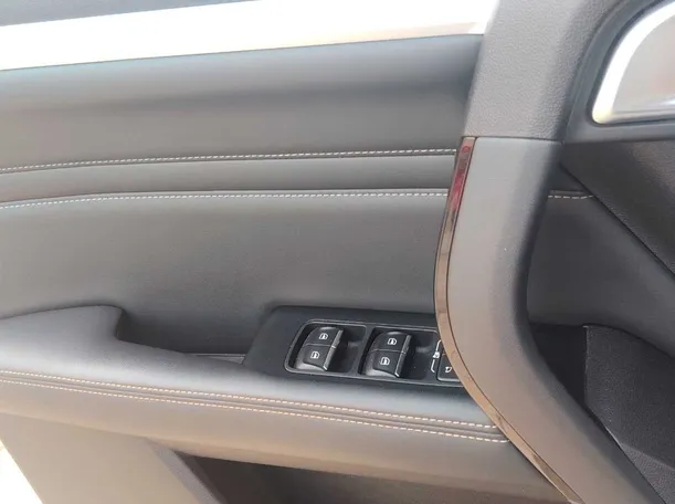 Car image 26
