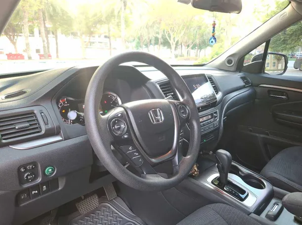 Car image 11