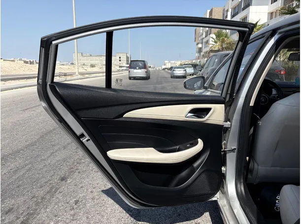 Car image 14