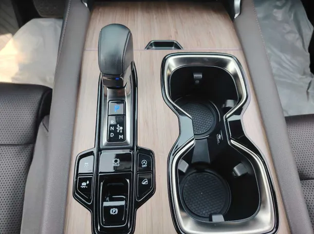 Car image 19