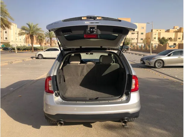 Car image 18