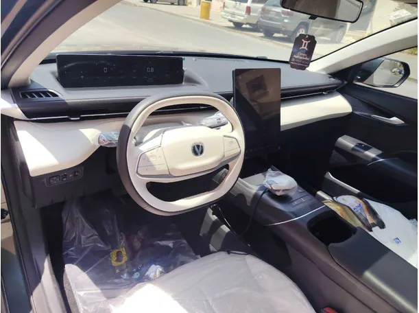Car image 11