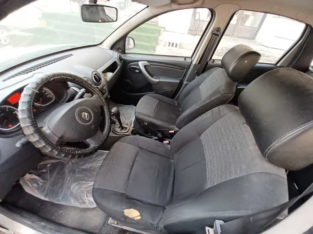 Car image 11