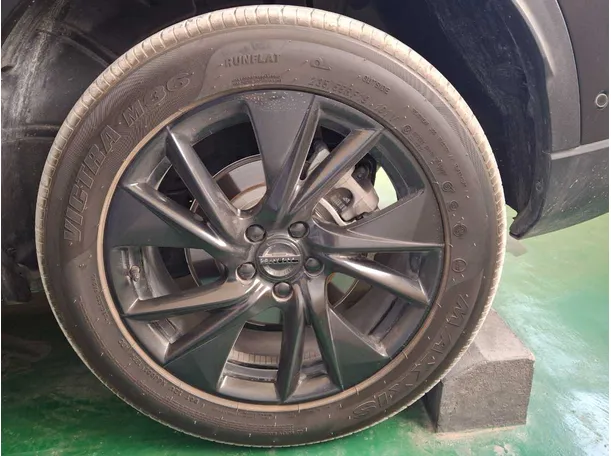 Car image 9
