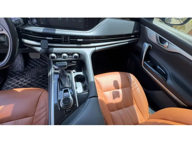 Car image 13