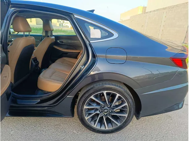 Car image 17