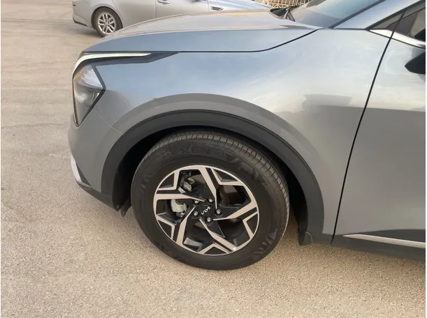 Car image 9