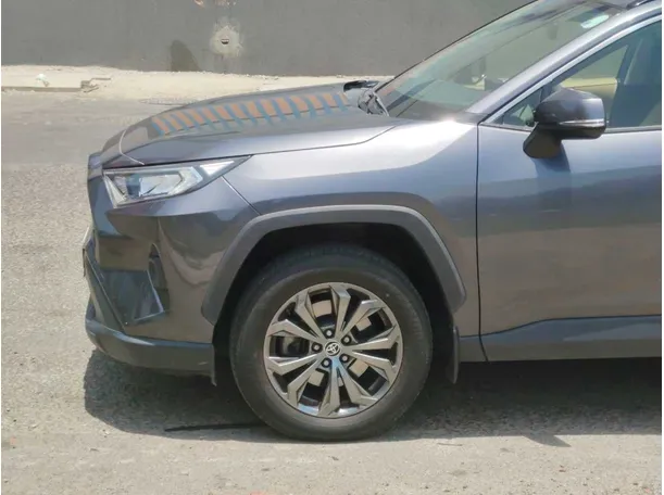 Car image 9