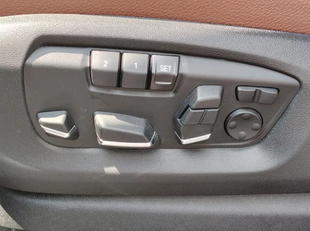 Car image 32