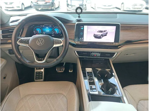 Car image 16