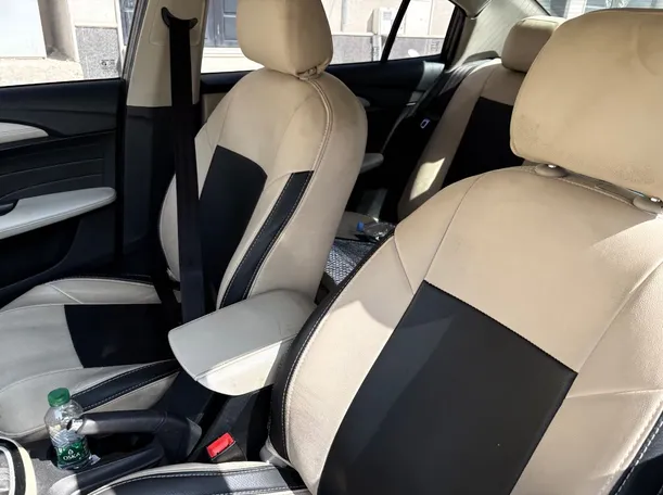 Car image 12