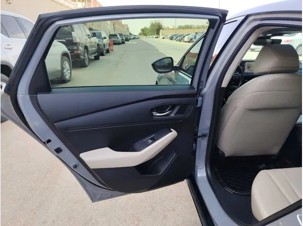 Car image 13