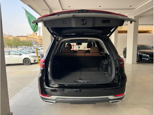 Car image 19