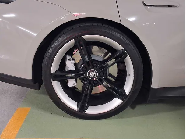 Car image 9