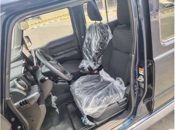 Car image 12