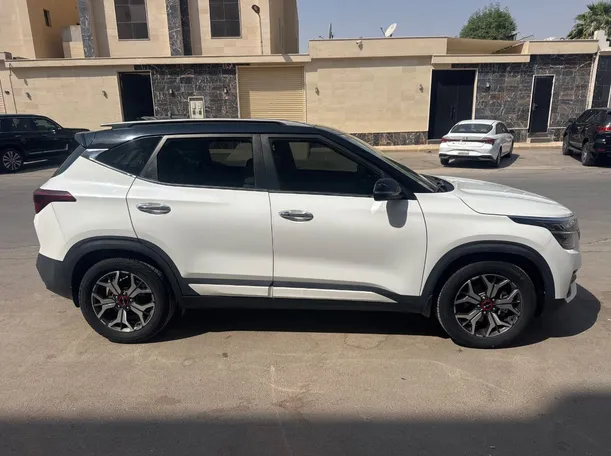 Car image 4