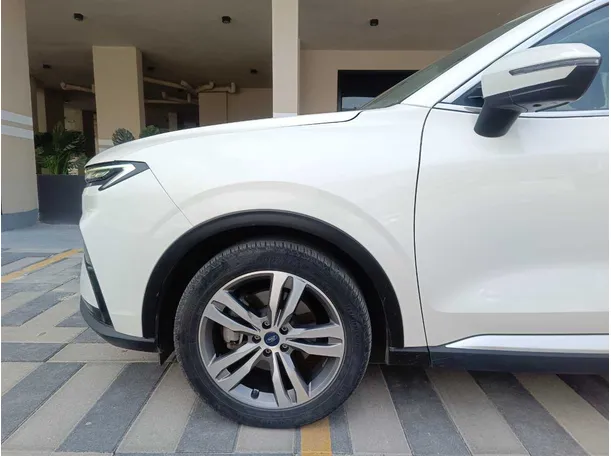 Car image 9