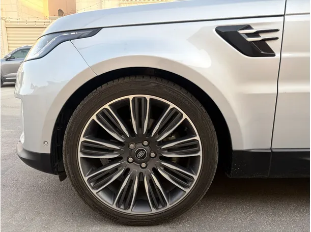 Car image 9