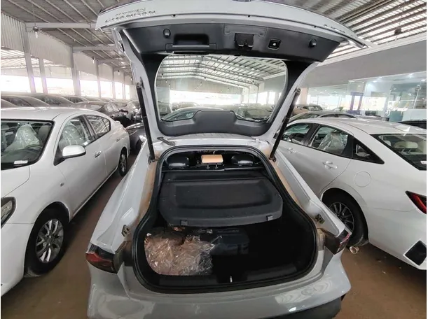Car image 26