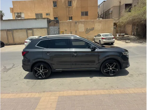 Car image 4